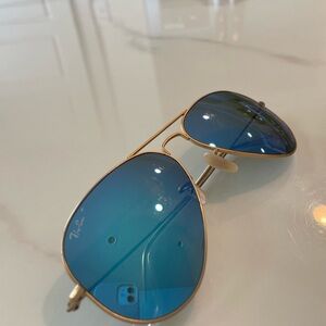 Reflective blue lens ray ban.